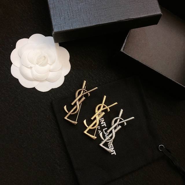 YSL Saint Laurent's new vintage brooch, a piece of jewelry that truly understand
