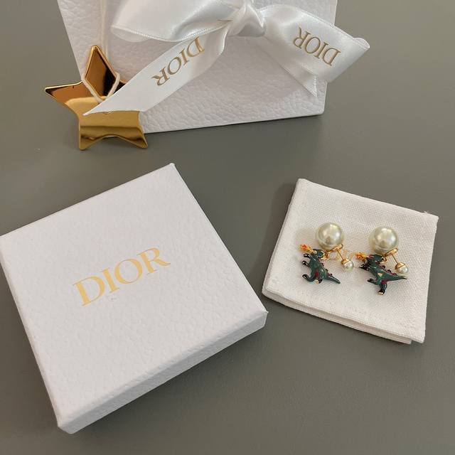 We present this season's must-have series! The D Dragon earrings are a very uniq