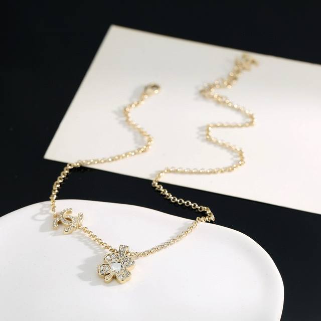 Chanel double C four-leaf clover necklace, a 1:1 replica of a high-quality item.