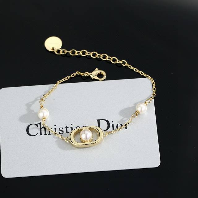 Dior's hot-selling new pearl bracelet is here! Not your average product, heavily