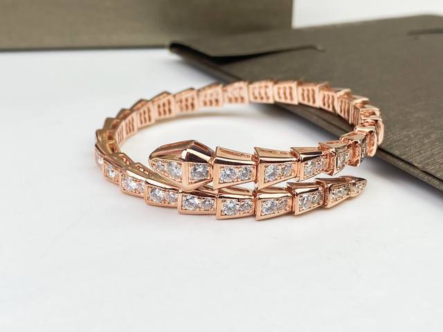 Bvlgari full diamond single-strand snake bracelet. The delicate and alluring lin
