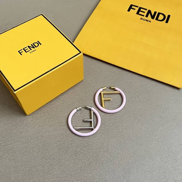 Fendi's new high-end custom earrings, simple and elegant, have arrived! It's rar