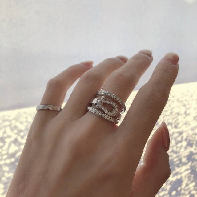 We produce medium-sized horseshoe rings, customizable with real gold and diamond