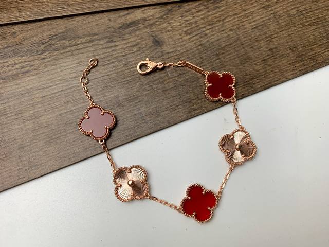 Vca Van Cleef & Arpels Alhambra Clover Five-Flower Bracelet: A unique design com