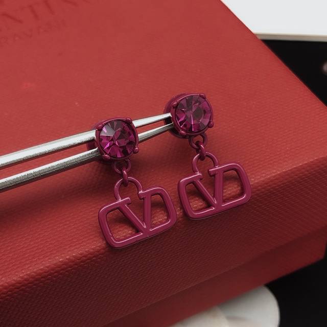 Item No. Ved0222 Valentino Purple Single Diamond Stud Earrings with V-Shaped Glo