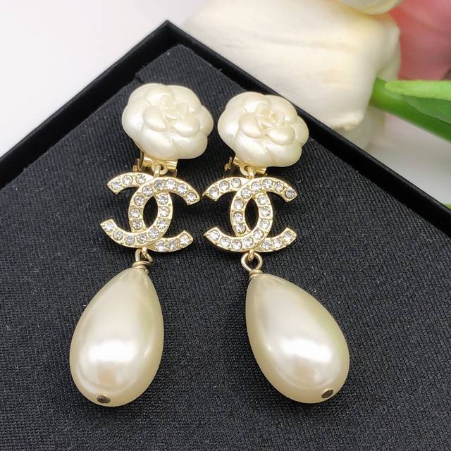 Item No. Xed0401 New Flower Stud Earrings Cha*Nel New White Flower Stud Earrings