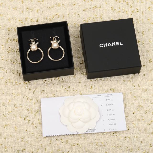 205723 Our Zp5850 double C pearl earrings are a must-have for bulk orders. The e