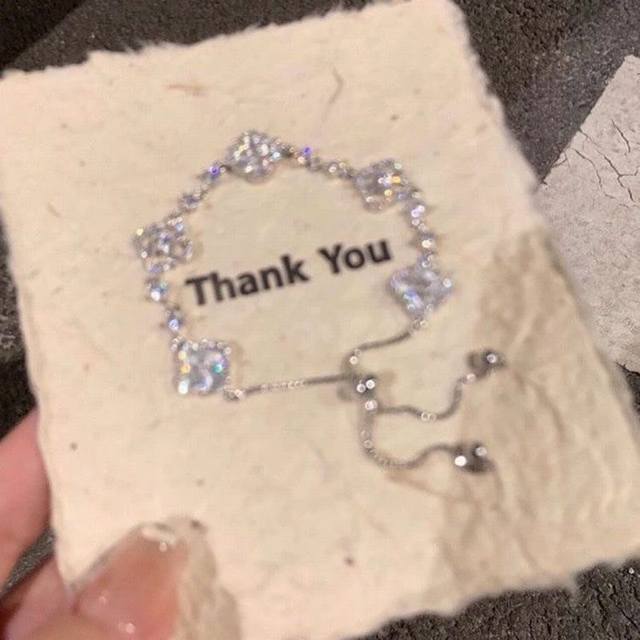 Minimalist four-leaf clover zircon bracelet, elegant and sophisticated, with a h