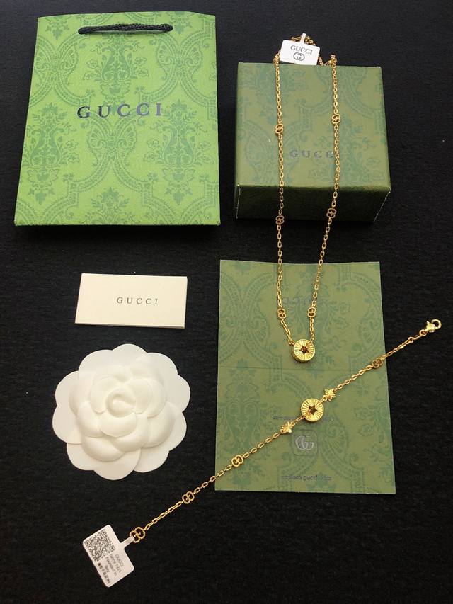 The new Gucci Lcon collection presents a sophisticated and modern take on classi