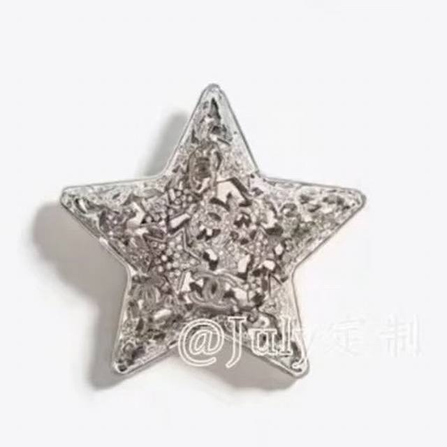 Chanel* 25A New Hollowed-out Silver Five-pointed Star Double C Brooch The diamon