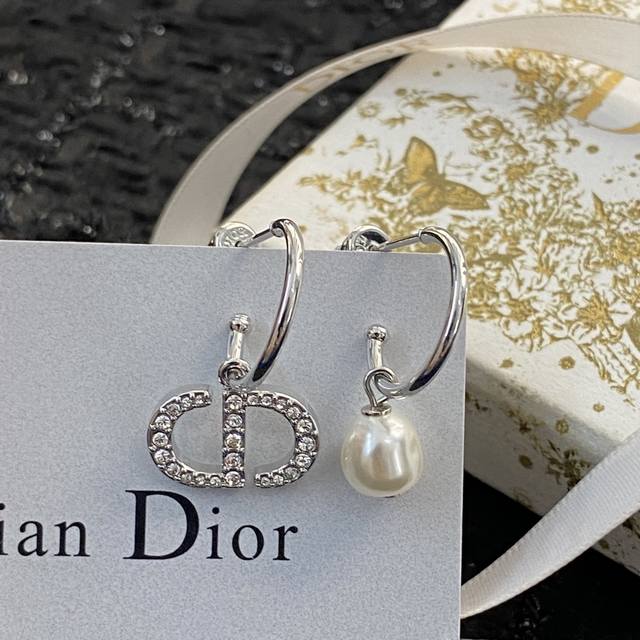 Code E1237 Dior earrings, hot-selling style, newly arrived, same style as above.