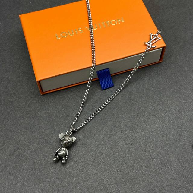 Louis Vuitton Medium Charm ( Mo3090) This Louis Vuitton Medium charm features a