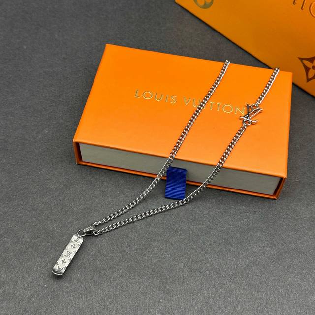 Lv Skateboard Charm (Ddd) This Lvskateboard charm pays homage to Creative Direct