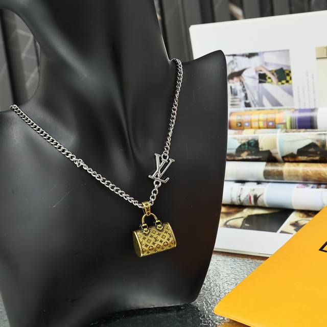 Lv Speedy Charm M03094 This Lv Speedy charm encapsulates the classic handbag des