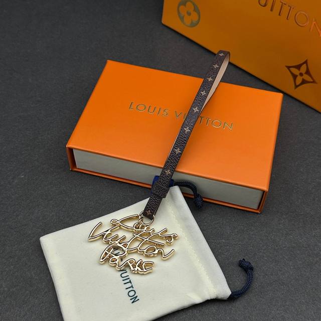 Louis Vuitton Lettering Bag Charm ( 03052) draws inspiration from the neon logo