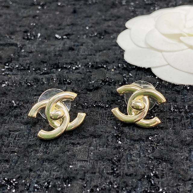 Code E1472 Chanel-style earrings, a hot-selling new arrival! Exclusive high-end