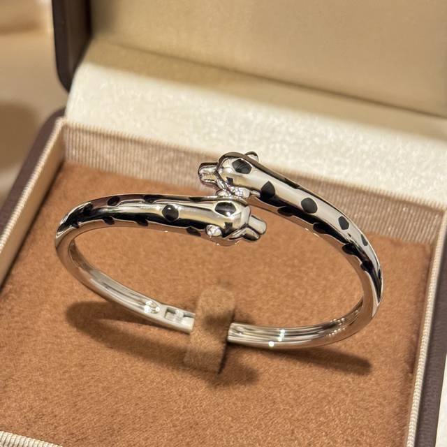 A6826 A brand new high-end, imposing double-headed leopard bangle from Cartier,