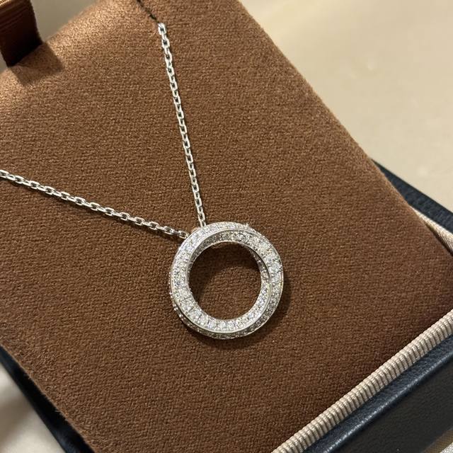 S0058 This exquisite Graff brand full-diamond cross-spiral circle necklace is st