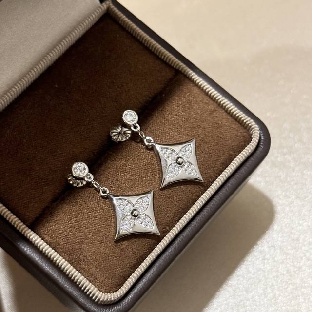 A6265 Louis Vuitton's Grand Debut: These exquisite floral full-diamond stud earr