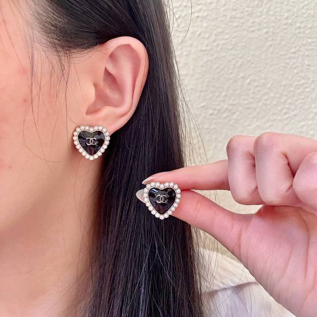 Chanel Pearl Heart Double C Stud Earrings Ddd