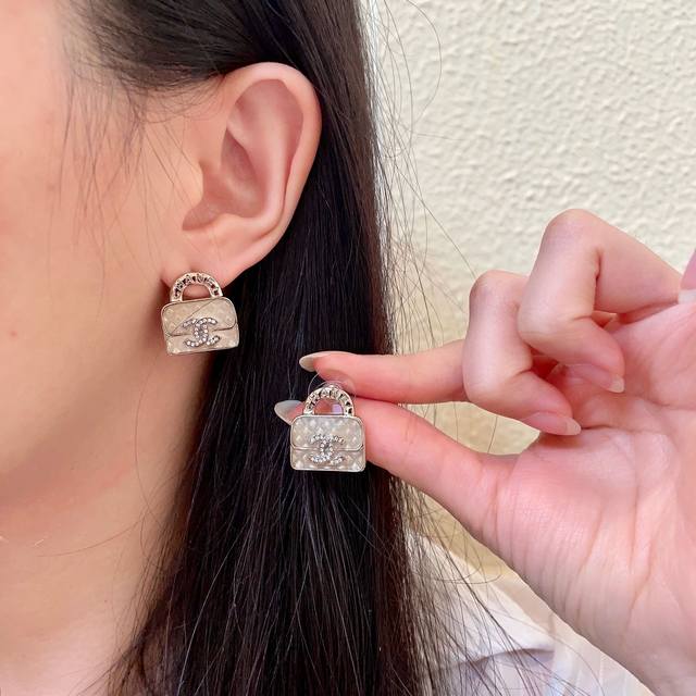 Chanel handbag double C letter earrings Ddd