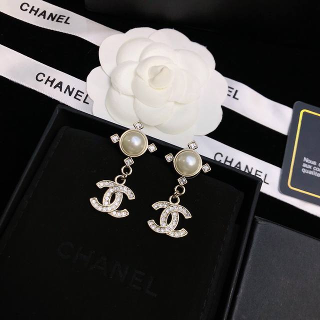 Chanel's newest earrings, a hot-selling item, are now available! High-end qualit