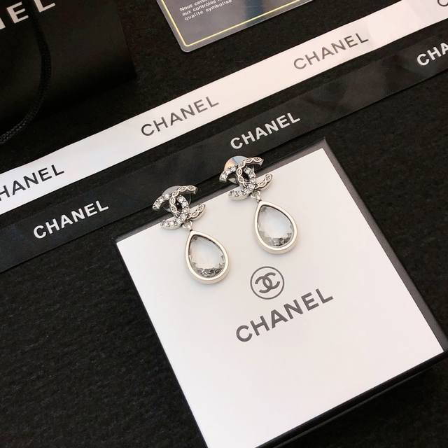 Chanel Exclusive Custom-Made Classic Logo Cc Teardrop Earrings - A versatile sty