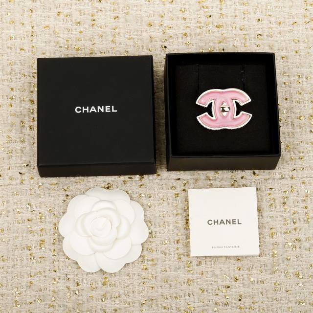 250544 We produce Zp10790! Bulk inquiries welcome. 25B Pink double C brooch with