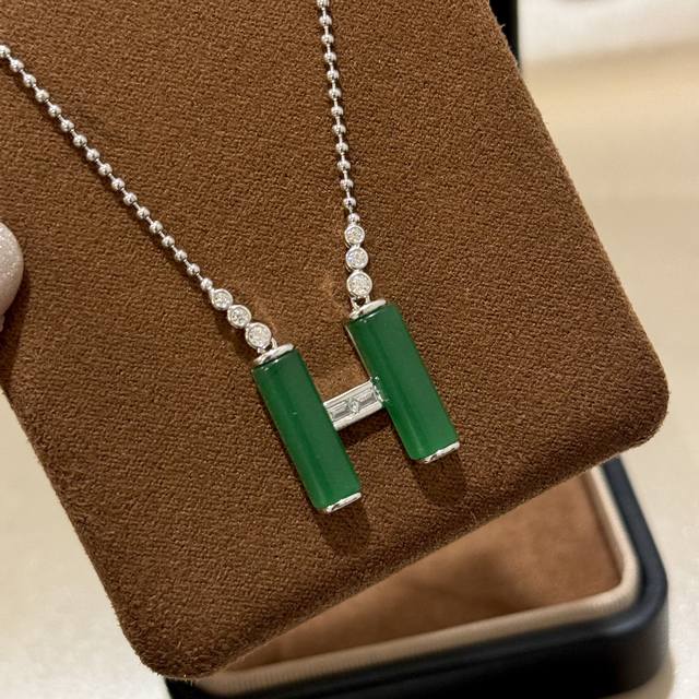 A6825 Independent designer's new H-letter chalcedony beaded necklace with emeral