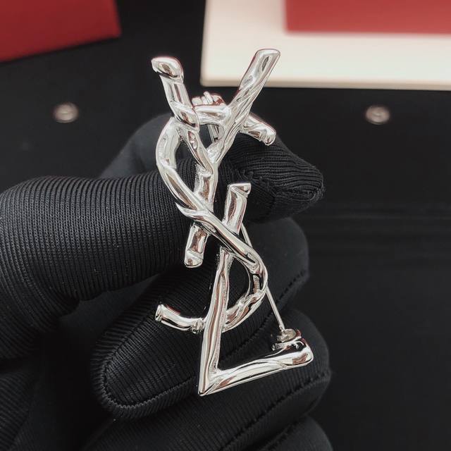 Item No. Yxz0035 Yvessaintlauren* Latest silver brooch, identical to Zp, brass m