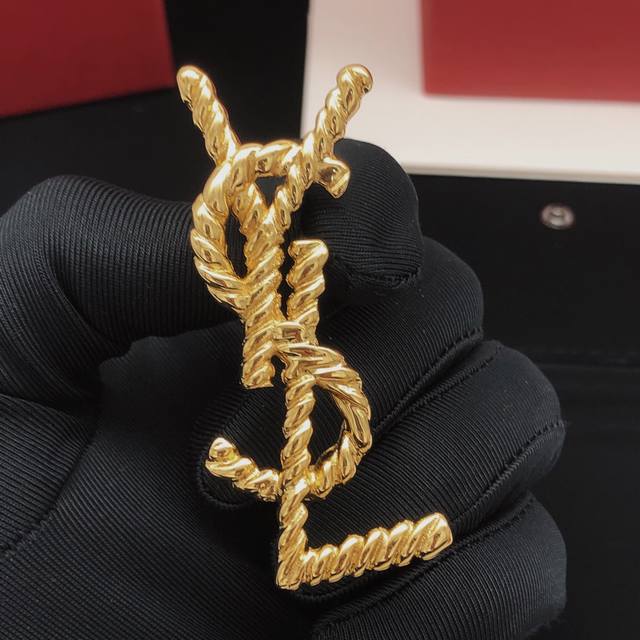 Item No. Yxz0033 Yvessaintlauren* Latest Twisted Brooch, identical to Zp, brass