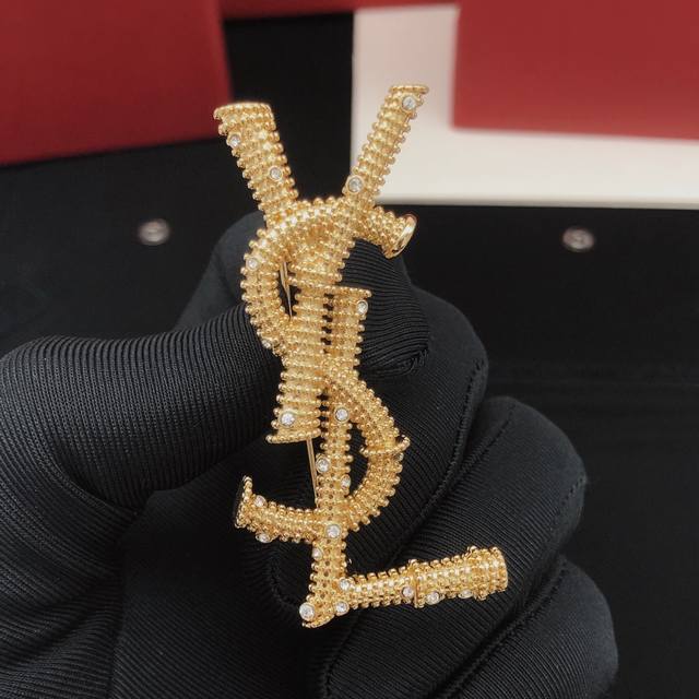 Item No. Yxz0016 A universally flattering brooch, YSL silver cable knit. It can