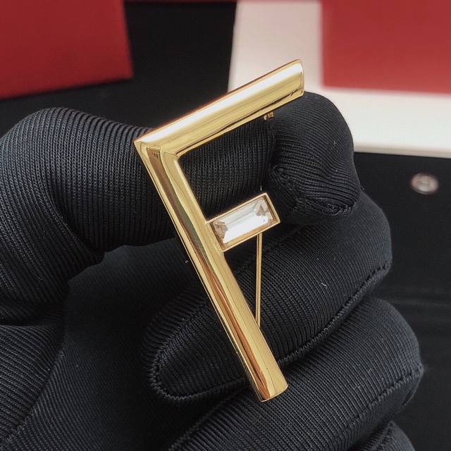 Item No. Fdxz0006 Fend* Latest style brooch, identical to Zp, brass material Ddd