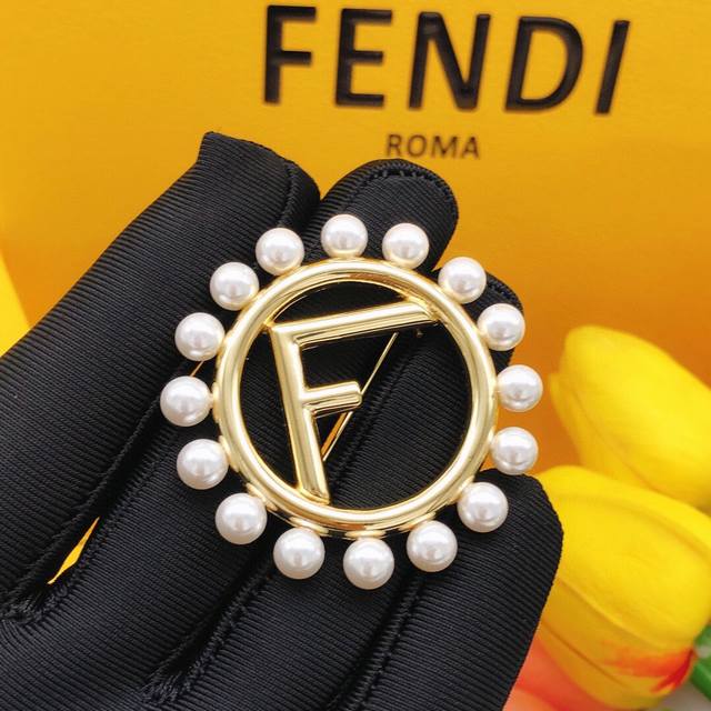 Item No. Fdxz0001 Fendi Brooch, Round Design with Pearl Trim Ddd