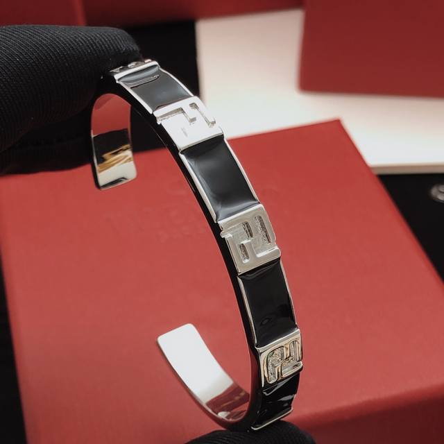 Item No. Fdsz0018 Fend* Latest bracelet, same as Zp, brass material Ddd