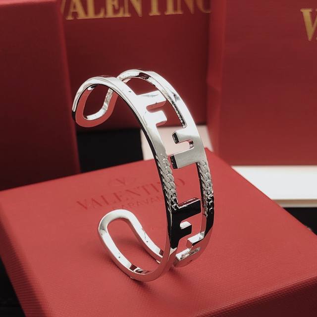 Item No. Fdsz0015 Fend* Latest letter bracelet, same as Zp, brass material Ddd