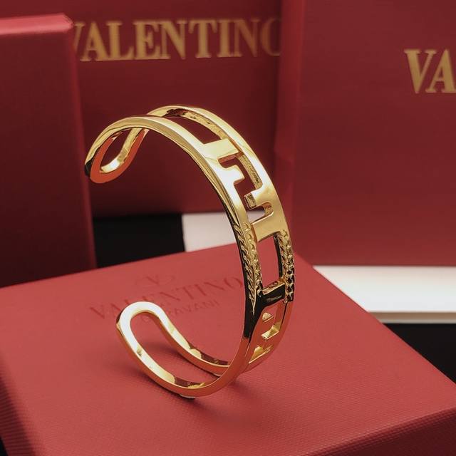 Item No. Fdsz0014 Fend* Latest letter bracelet, same as Zp, brass material Ddd