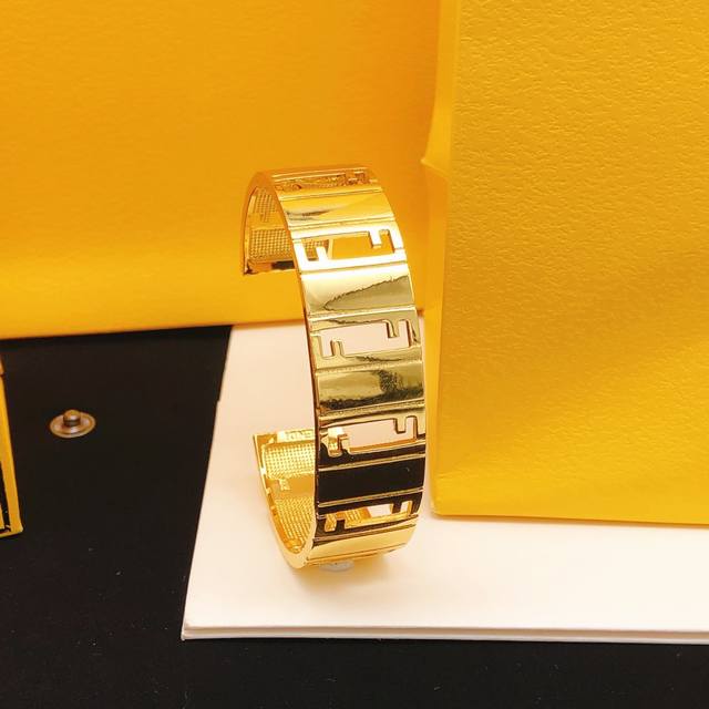 Item No. Fdsz0010 Fend* Latest bracelet, same as Zp, brass material Ddd