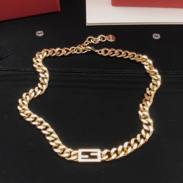 Item No. Fdxl0019 Gold chain logo short chain. Very unique and goes well with ho