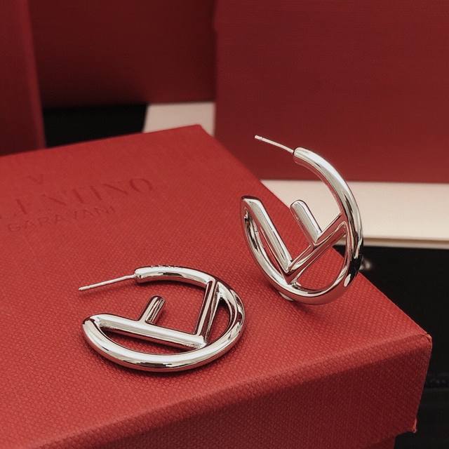 Item No. Fded0102 Medium 3cm Fend* Latest round ear hook with consistent glossy