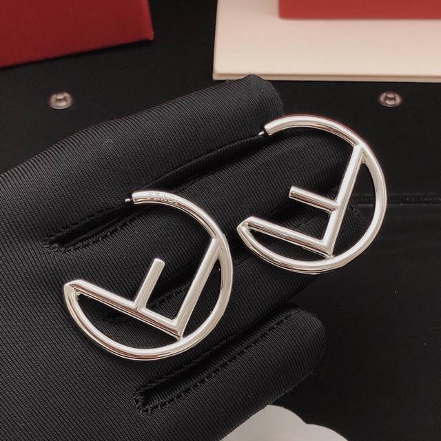 Item No. Fded0101 Large 4cm Fend* Latest round ear hook with consistent glossy f