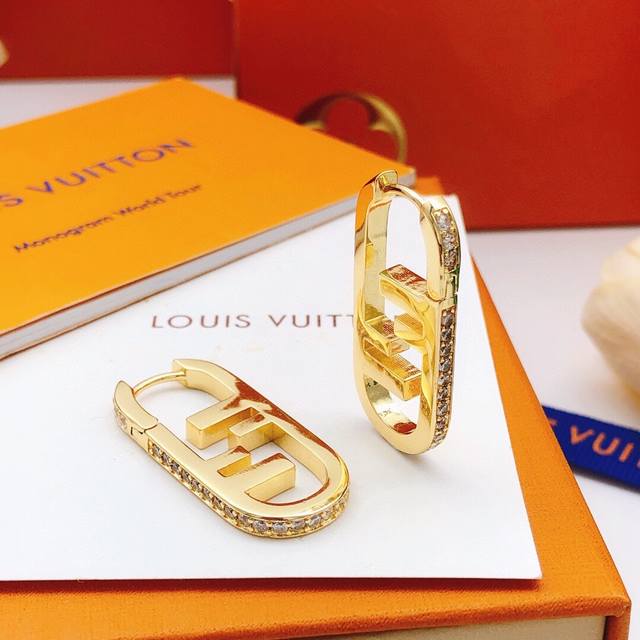 Item No. Fded0091 Fend* Latest style ear hook with diamond-encrusted edges, Zp b