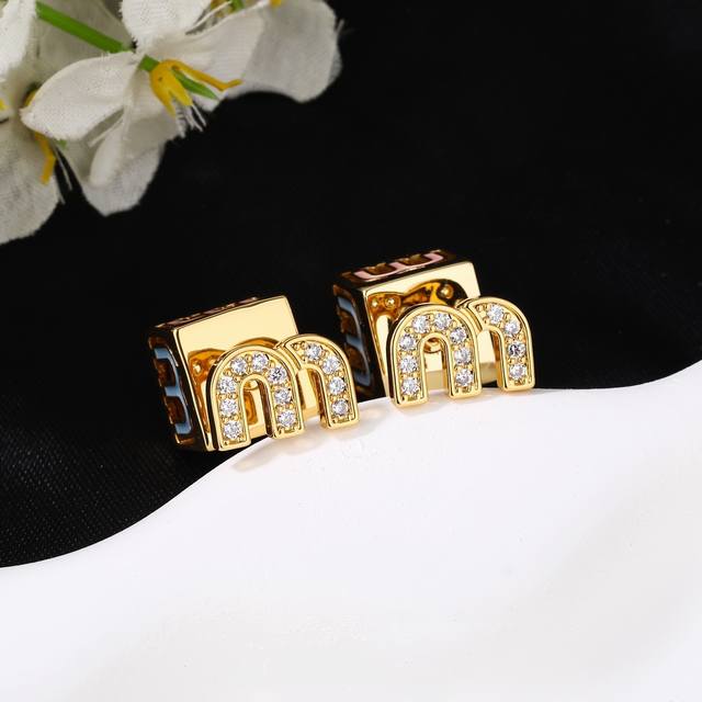 Original New Arrival Miu Miu New Metal Stud Earrings, Consistent with Boutique I