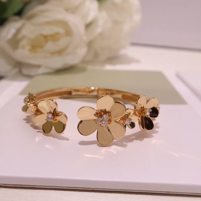 Bracelet. Van Cleef & Arpels (VCA) Frivole (Clover) series bracelet, top-quality