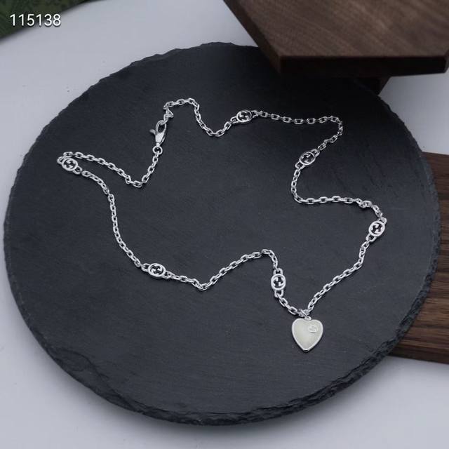 Top-tier original Gucci interlocking G heart-shaped mother-of-pearl enamel neckl