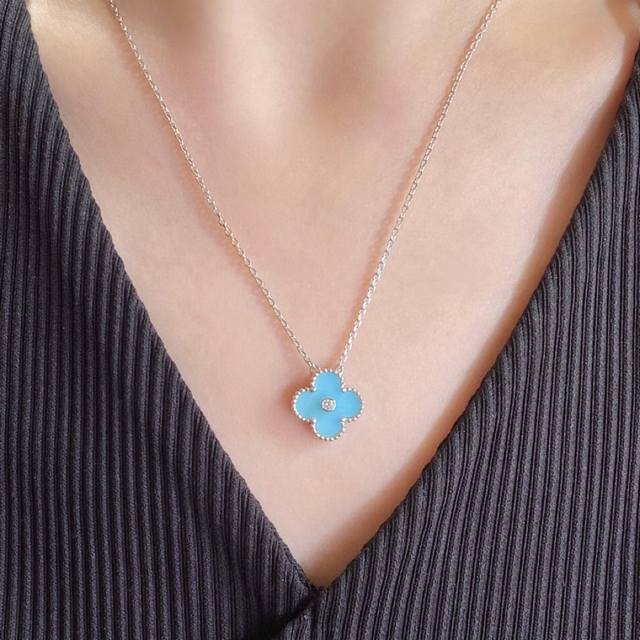 V gold material. High-quality CNC clasp Vca blue ceramic four-leaf clover neckla