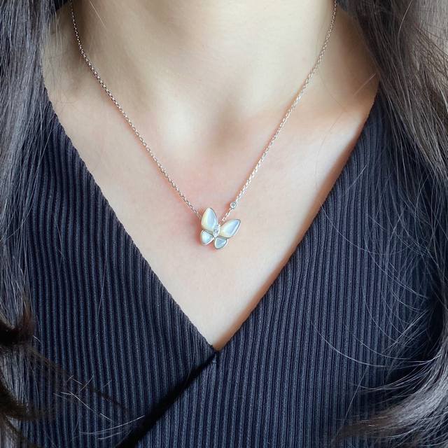 V gold material, Vca Cleef & Arpels premium white mother-of-pearl butterfly neck