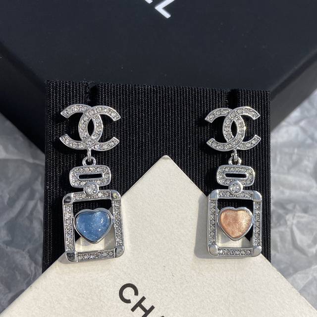 Xe0705 Cha El perfume bottle blue and pink earrings. Lively and unique, as if we