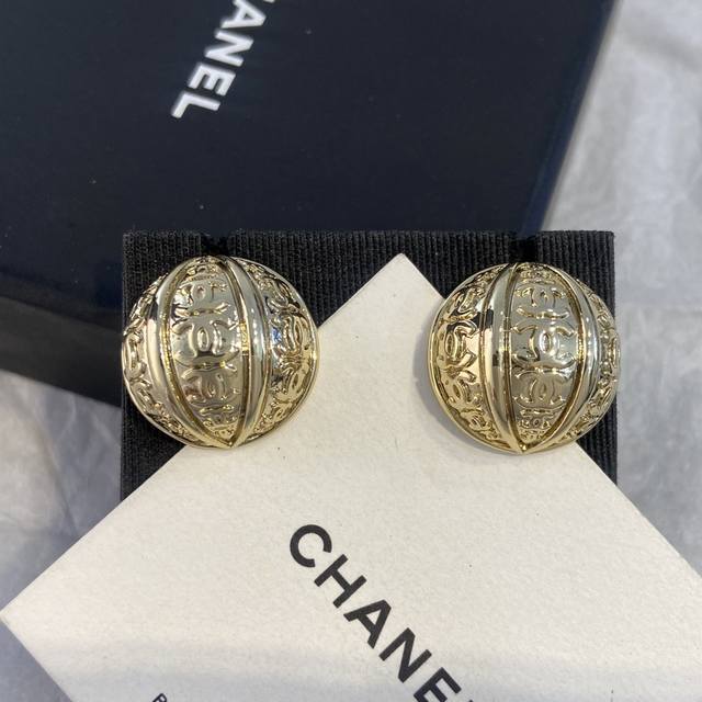 Xe0123 Ch Nel Xiang'er Half-Round Diamond Heart Double C Stud Earrings This seas