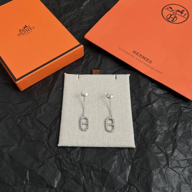 Hermes earrings. This design is exquisite, and the high-end look is super beauti
